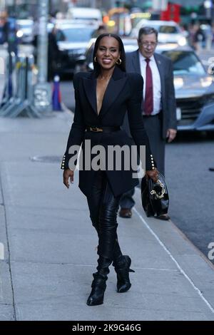 New York, NY, Stati Uniti. 27th Ott 2022. Kerry Washington, IL TARDO SPETTACOLO fuori e circa per Celebrity Candids - GIO, New York, NY 27 ottobre 2022. Credit: Kristin Callahan/Everett Collection/Alamy Live News Foto Stock