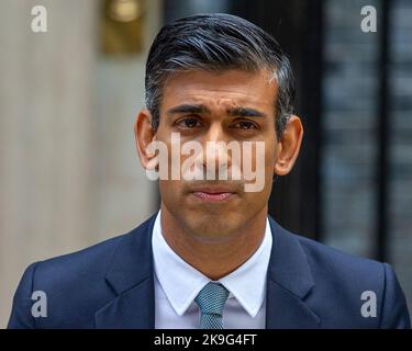 Londra, Regno Unito. 28th Ott 2022. RISHI SUNAK è visto fare una dichiarazione al di fuori di 10 Downing Street come egli diventa primo ministro britannico dopo aver incontrato re Carlo III Credit: ZUMA Press, Inc./Alamy Live News Foto Stock