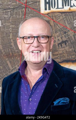 New York, Stati Uniti. 27th Ott 2022. Il regista Harry Bradbeer partecipa alla prima mondiale "Enola Holmes 2" di Netflix al Paris Theatre di New York. (Foto di Ron Adar/SOPA Images/Sipa USA) Credit: Sipa USA/Alamy Live News Foto Stock