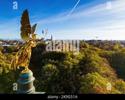 Famosa statua dell'Angelo della Pace (Friedensengel) a Monaco di Baviera, Germania Foto Stock