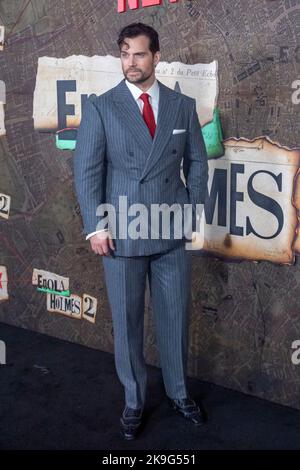 New York, Stati Uniti. 27th Ott 2022. Henry Cavill partecipa alla prima mondiale "Enola Holmes 2" di Netflix al Paris Theatre di New York. (Foto di Ron Adar/SOPA Images/Sipa USA) Credit: Sipa USA/Alamy Live News Foto Stock