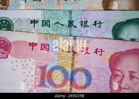 Primo piano di una banconota cinese da 100 renminbi con 50 dollari e 20 dollari in ritardo, utilizzata sulla Cina continentale Foto Stock