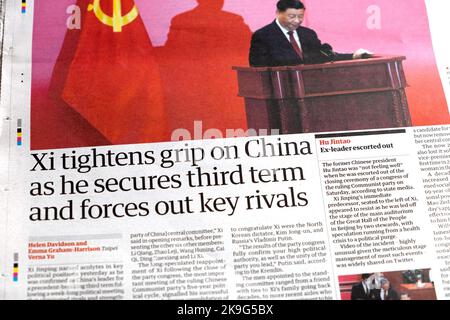 "XI stringe la presa sulla Cina mentre si assicura il terzo mandato e costringe i principali rivali a tagliare il titolo del quotidiano Guardian 24 ottobre 2022 Londra Regno Unito Gran Bretagna Foto Stock