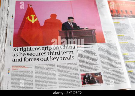 "XI stringe la presa sulla Cina mentre si assicura il terzo mandato e costringe i principali rivali a tagliare il titolo del quotidiano Guardian 24 ottobre 2022 Londra Regno Unito Gran Bretagna Foto Stock