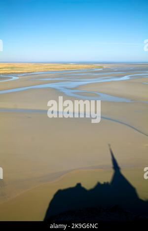 Vista aerea da Mont Saint Michel Normandia Francia con bassa marea. La silhouette dell'abbazia Foto Stock