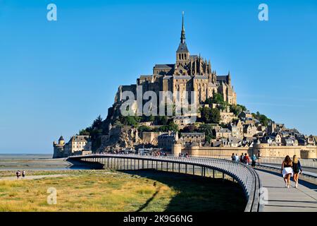 Turisti a piedi a Mont Saint Michel Normandia Francia. Foto Stock