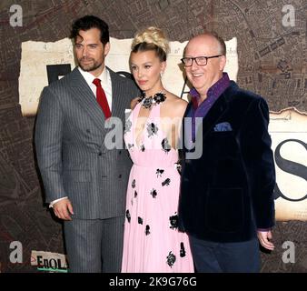 New York, Stati Uniti. 27th Ott 2022. Henry Cavill, Millie Bobby Brown e Harry Bradbeer hanno partecipato alla prima mondiale "Enola Holmes 2" tenutasi al Paris Theater il 27 ottobre 2022 a New York City, NY ©Steven Bergman/AFF-USA.COM Credit: AFF/Alamy Live News Foto Stock