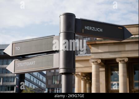 Stoccarda, Germania. 28th Ott 2022. Il primo dei tre prototipi del sistema di guida pedonale si trova a Schlossplatz. I pannelli di visualizzazione digitali guideranno la strada attraverso il centro della città in futuro. Le frecce mobili possono ruotare di 360 gradi e fornire l'accesso a Internet. Tuttavia, esiste un solo prototipo, ne sono in programma altri due. Credit: Ilkay Karakurt/dpa/Alamy Live News Foto Stock