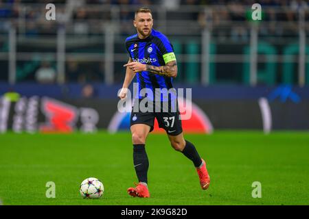 Milano, Italia. 26th, ottobre 2022. Milano Skriniar (37) dell'Inter visto durante la partita della UEFA Champions League tra Inter e Viktoria Plzen a Giuseppe Meazza a Milano. (Photo credit: Gonzales Photo - Tommaso Fimiano). Foto Stock