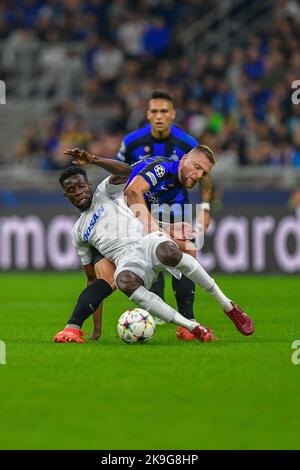 Milano, Italia. 26th, ottobre 2022. Milano Skriniar (37) di Inter e Modou Birame N'Diaye (99) di Viktoria Plzen visto durante la partita della UEFA Champions League tra Inter e Viktoria Plzen a Giuseppe Meazza a Milano. (Photo credit: Gonzales Photo - Tommaso Fimiano). Foto Stock