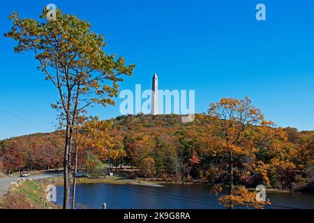 Vista autunnale del Monumento di High Point dal basso al Lago marcia -04 Foto Stock