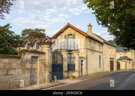 VIC-sur-Aisne, Francia - Lunedi 25th luglio 2022: Strada con bellissimi edifici in pietra con luce calda dorata. Foto di alta qualità Foto Stock