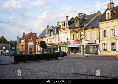 VIC-sur-Aisne, Francia - Lunedi 25th luglio 2022: Negozi sulla piazza del mercato centrale. Foto di alta qualità Foto Stock