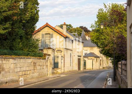 VIC-sur-Aisne, Francia - Lunedi 25th luglio 2022: Strada con bellissimi edifici in pietra che si illuminano al sole del mattino. Foto di alta qualità Foto Stock