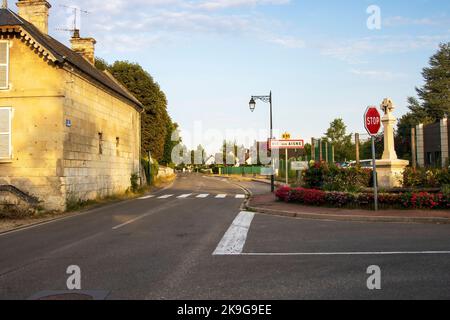 VIC-sur-Aisne, Francia - Lunedi 25th luglio 2022: Strada in Vic-sur-Aisne una bella città nel nord della francia. Foto di alta qualità Foto Stock