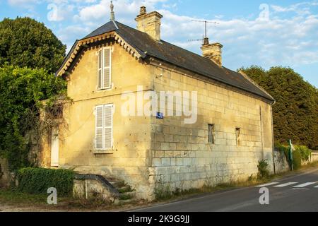 VIC-sur-Aisne, Francia - Lunedi 25th luglio 2022: Bella casa costruita in pietra che risplende al sole del mattino. Foto di alta qualità Foto Stock