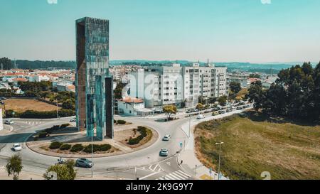 Cidade da Maia, Porto, Portogallo - 2022: 'Portas da Maia'. Monumento rotonda che accoglie nuovi arrivi. Foto Stock