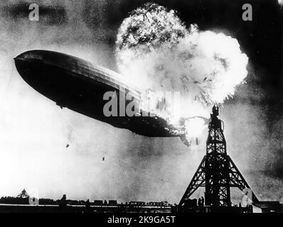 Il disastro di Hindenburg 6 maggio 1937 a Lakehurst, Anonimo. Fotografia, 1937, Collezione privata Foto Stock