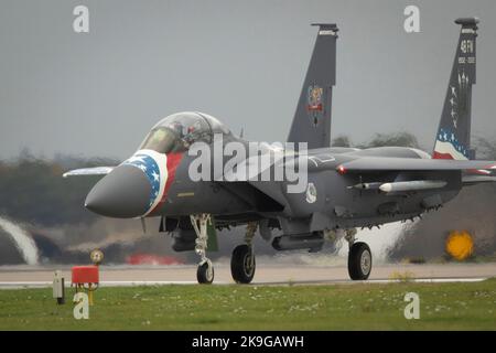 F-15E Strike Eagle 48th Fighter Groups Heritage 2022 Jet, tassando il decollo all'alba, RAF Lakenheath, Suffolk, Englnd 27th ottobre 2022 Foto Stock