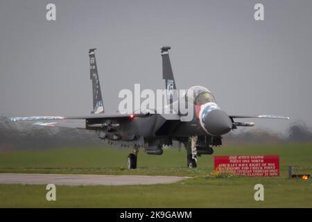 F-15E Strike Eagle 48th Fighter Groups Heritage 2022 Jet, tassando il decollo all'alba, RAF Lakenheath, Suffolk, Englnd 27th ottobre 2022 Foto Stock