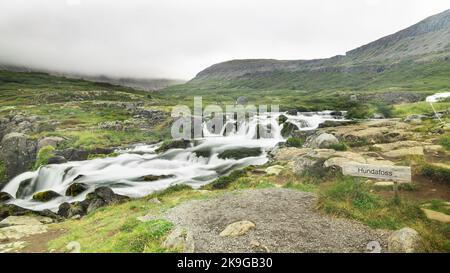 Hundafoss, una delle 5 cascate sotto la cascata Dynjandi situata ad Arnarfjordur, Islanda. È la più grande cascata dei Westfjords e ha un Foto Stock