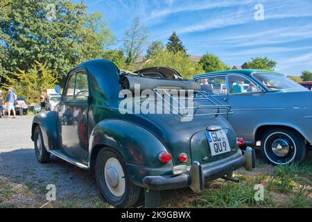 Fiat 500 C Topolino, con anteriore Americanizzato, prodotto dal 1936 - 1955, oldtimer, auto classica, vista posteriore diagonale Foto Stock