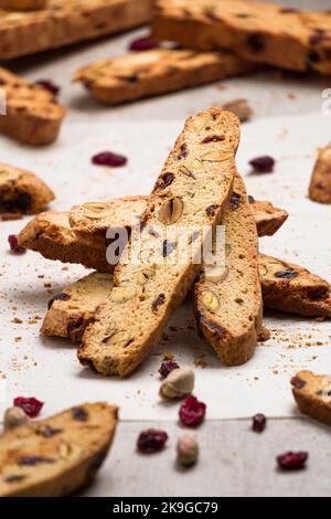 Biscotti croccanti fatti in casa con mirtilli rossi e pistacchi. I biscotti o i cantucci sono biscotti dolci tradizionali italiani cotti al forno, popolari d Foto Stock