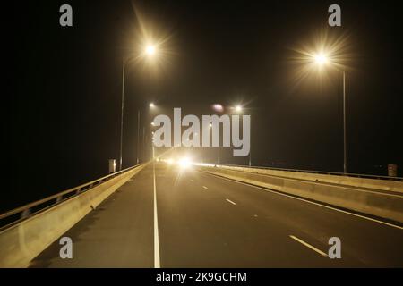 Munshiganj, Bangladesh - 23 ottobre 2022: Il ponte polifunzionale Padma vista notturna è una strada a due livelli attraverso il fiume Padma a Louhajang Upazila di Foto Stock