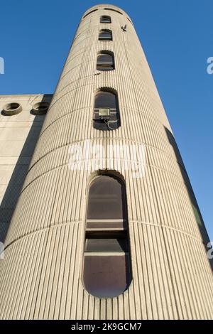 Caratteristiche dell'ufficio postale centrale di Skopje, Macedonia settentrionale, esempio di brutalismo nell'architettura, o edificio brutalista in cemento nell'ex Jugoslavia Foto Stock