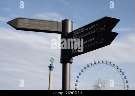 Stoccarda, Germania. 28th Ott 2022. Il primo dei tre prototipi del sistema di guida pedonale si trova a Schlossplatz. I pannelli di visualizzazione digitali guideranno la strada attraverso il centro della città in futuro. Le frecce mobili possono ruotare di 360 gradi e fornire l'accesso a Internet. Tuttavia, esiste un solo prototipo, ne sono in programma altri due. Credit: Ilkay Karakurt/dpa/Alamy Live News Foto Stock