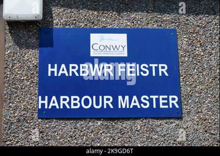 Conwy, Regno Unito - 16 luglio 2022: L'indicazione per Conwy Harbour Master al porto di Conwy, nel Galles settentrionale. Foto Stock