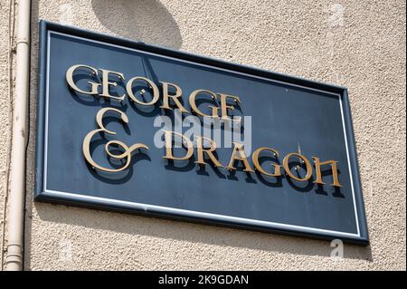 Conwy, Regno Unito - 16 luglio 2022: L'indicazione per il ristorante George & Dragon a Conwy, Galles del Nord. Foto Stock