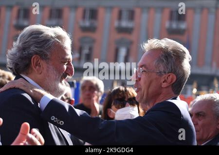 Michele Emiliano Governatore della Puglia a sinistra e Gaetano Manfredi Sindaco di Napoli a destra partecipano alla marcia per la pace a Napoli Foto Stock