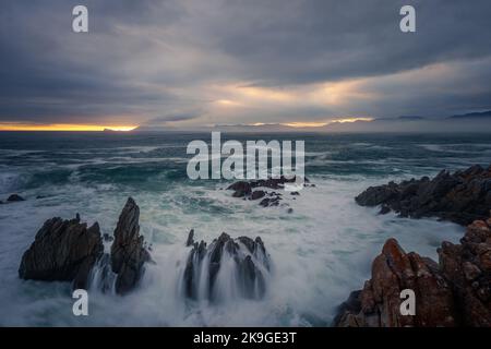 La splendida costa di De Kelders con vista su Walker Bay verso Hermanus, Overberg, Western Cape, Sud Africa. Foto Stock