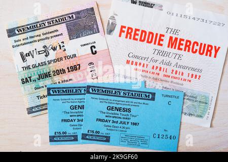Biglietti per i concerti di Genesis, David Bowie e Freddie Mercury tribute negli anni '1980s e '1990s al Wembley Stadium, Londra, Regno Unito Foto Stock