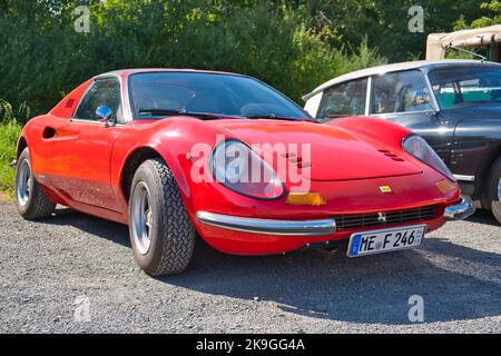 Rosso Ferrari Dino 246 GT , prodotto dal 1969 - 1974, vista frontale diagonale Foto Stock