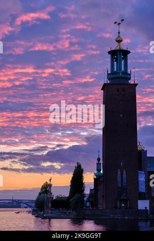 Stoccolma, Svezia - Settembre 2022: Municipio di Stoccolma o Stadshuset al tramonto viola nella città vecchia di Stoccolma, capitale della Svezia Foto Stock