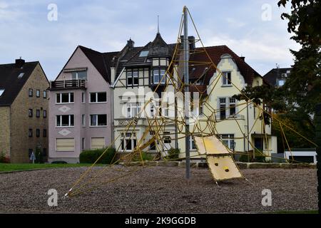 Autunno a Düsseldorf, Grafenberg. Nelle ore mattutine, un parco giochi attende i bambini. Foto Stock