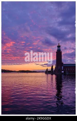 Stoccolma, Svezia - Settembre 2022: Municipio di Stoccolma o Stadshuset al tramonto viola nella città vecchia di Stoccolma, capitale della Svezia Foto Stock