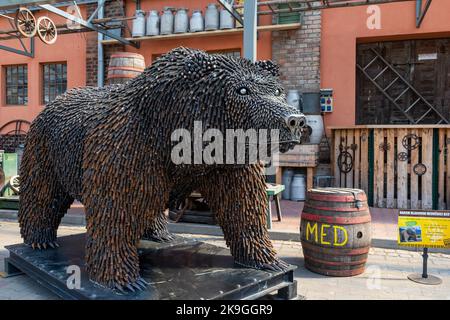 Stare Mesto, Repubblica Ceca 29 aprile 2022. KOVOZOO mostra originale con animali e tecnologia da rottami vecchi riciclati, Big Bear Foto Stock