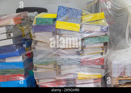 Archivio Registra le cartelle dei documenti in Shrink Wrap Foil Storage at Pallet Foto Stock