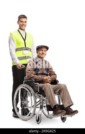 Lavoratore aeroportuale con un uomo anziano su una sedia a rotelle in posa isolata su sfondo bianco Foto Stock