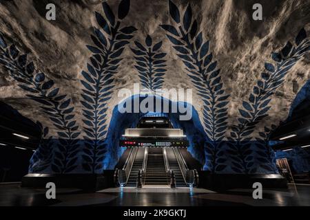 Stoccolma, Svezia - Settembre 2022: Stazione della metropolitana T-Centralen o stazione centrale di Tunnelbana con dipinti blu e bianchi Foto Stock