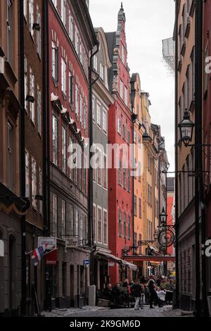 Stoccolma, Svezia - Settembre 2022: Vista della colorata e stretta strada della città vecchia con la strada in pietra di ciottoli in Gamla Stan Foto Stock