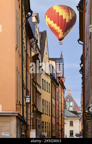 Stoccolma, Svezia - Settembre 2022: Vista della colorata strada della città vecchia con baloon ad aria calda a Gamla Stan Foto Stock