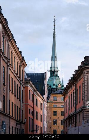 Stoccolma, Svezia - Settembre 2022: Edifici colorati del centro storico di Gamla Stan o Staden Mellan Broarna, con il Campanile della Chiesa tedesca (Sankta Foto Stock