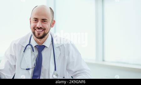 primo piano. medico di sesso maschile che consulta un paziente in un ufficio medico . Foto Stock