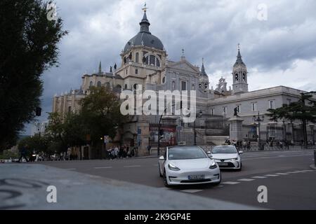 Il retro della Cattedrale di Santa Maria il reale di la Almudena a Madrid, Spagna Foto Stock