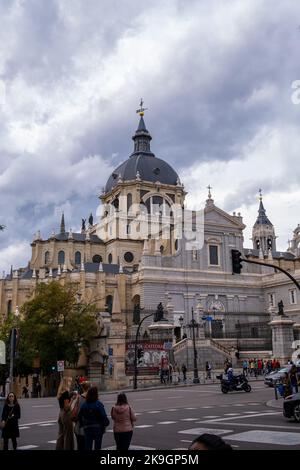 Una verticale del retro della Cattedrale di Santa Maria reale di la Almudena a Madrid, Spagna Foto Stock