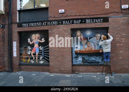 Un murale dell'artista Ciaran Gallagher raffigurante Rishi Sunak a bordo di un gommone chiamato R.M.S Titanic, aggrappato per la vita cara in acque infestate da squali, mentre Boris Johnson e Penny Mordaunt si preparano a saltare in mare, Che è stato svelato a Belfast dopo che Sunak ha vinto le elezioni di leadership del partito conservatore, diventando il prossimo primo ministro. Data immagine: Venerdì 28 ottobre 2022. Foto Stock